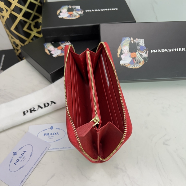 プラダ財布コピー着用イメージ